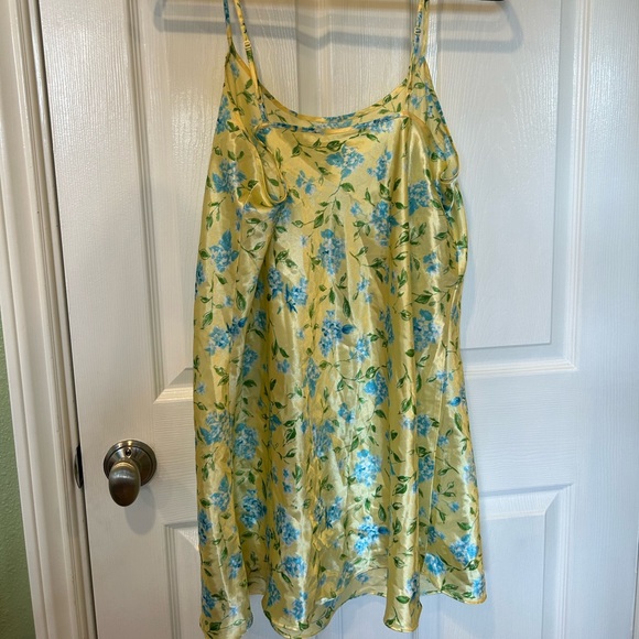 Yellow floral satin dress - Picture 2 of 2